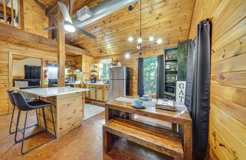 Broken Bow Casa | 3 Mi to Beavers Bend State Park Hot Tub Hideaway!