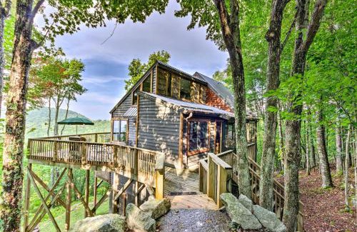 Beech Mountain Casa | 3 Mi to Beech Mtn Treetop Cabin with Deck and Views