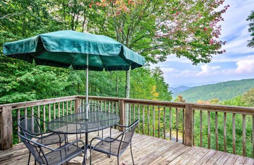 Beech Mountain Casa | 3 Mi to Beech Mtn Treetop Cabin with Deck and Views