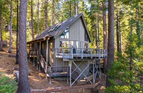 Arnold Casa | 3 Mi to Big Trees State Park Cabin with Deck