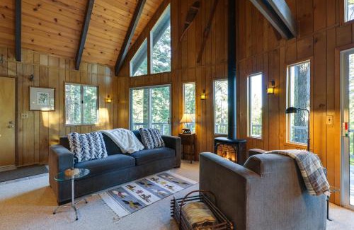 Arnold Casa | 3 Mi to Big Trees State Park Cabin with Deck