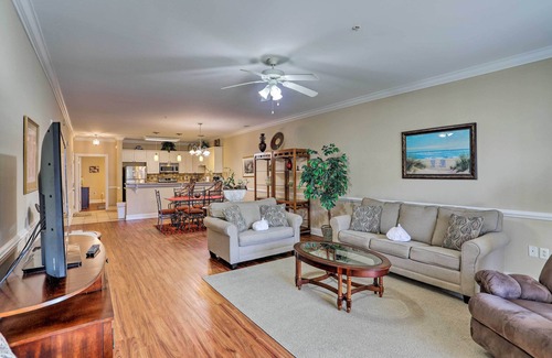 Central Myrtle Beach Apartamento | 3 Mi to Broadway at the Beach: Condo w/ Pool!