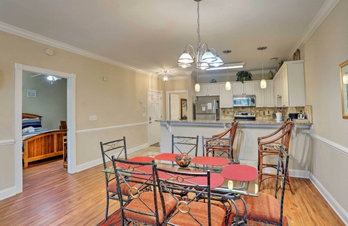 Central Myrtle Beach Apartamento | 3 Mi to Broadway at the Beach: Condo w/ Pool!