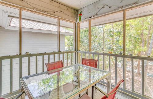 North Myrtle Beach Apartamento | 3 Mi to Cherry Grove Beach Coastal Condo Retreat!