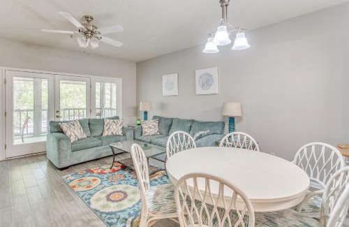 North Myrtle Beach Apartamento | 3 Mi to Cherry Grove Beach Coastal Condo Retreat!