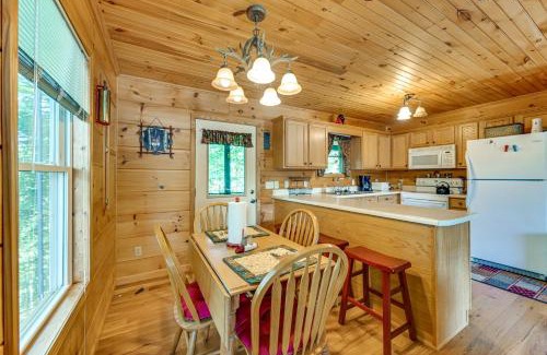 Byrdstown Casa | 3 Mi to Dale Hollow Lake Wooded Retreat with Decks!