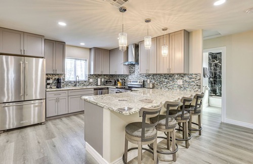Phoenix Casa | 3 Mi to Desert Diamond Arena: Peoria Home w/Yard!
