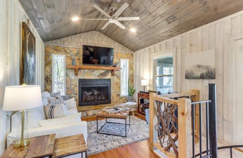 Blue Ridge Casa | 3 Mi to Dtwn Blue Ridge Cabin with Hot Tub and Views