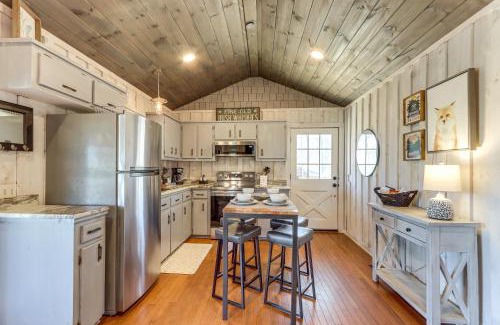 Blue Ridge Casa | 3 Mi to Dtwn Blue Ridge Cabin with Hot Tub and Views
