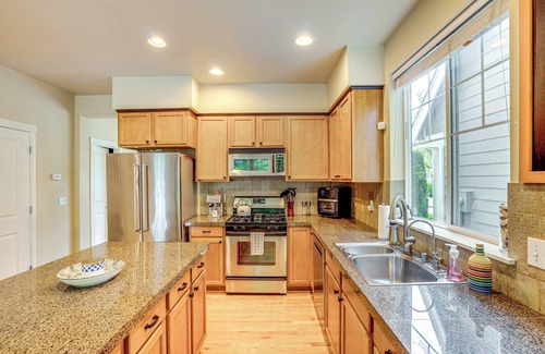 Bothell Casa | 3 Mi to Dtwn Bothell: Quaint Family Home w/ Patio