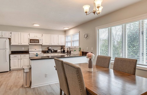 Terry Sanford Casa | 3 Mi to Dtwn Fayetteville: Home w/ Pool Table