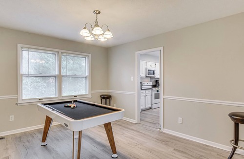 Terry Sanford Casa | 3 Mi to Dtwn Fayetteville: Home w/ Pool Table