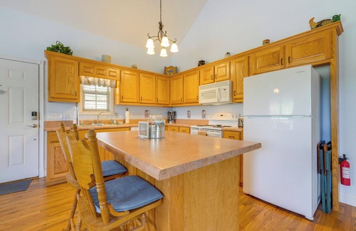 Hiawassee Cabaña | 3 Mi to Dtwn Hiawassee: Mountain Cottage w/ Views