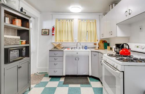 Near Eastside Apartamento | 3 Mi to Dtwn Indy 20th-Century Apt with Fenced Yard