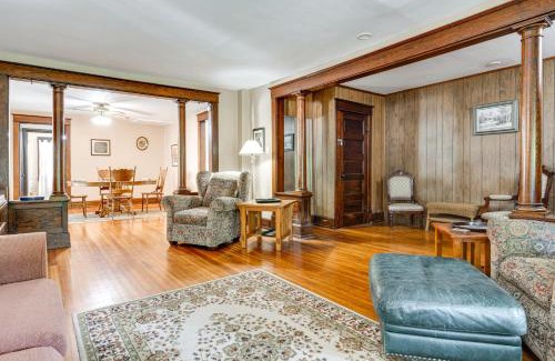 Near Eastside Apartamento | 3 Mi to Dtwn Indy 20th-Century Apt with Fenced Yard