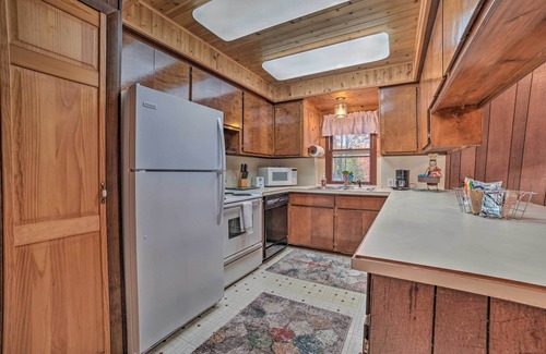 Higgins Lake Cabina | < 3 Mi to Higgins Lake: Roscommon Cabin w/ Deck