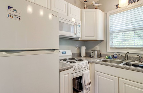 Hampstead Casa | 3 Mi to ICW: Coastal Carolina Home w/Pool Access