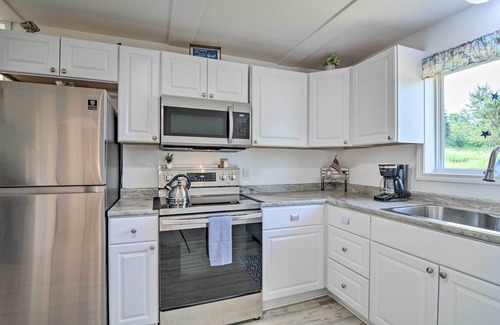 Central Lake Cabaña | 3 Mi to Lake Michigan: ‘The Country Cottage’
