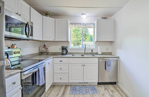 Central Lake Cabaña | 3 Mi to Lake Michigan: ‘The Country Cottage’
