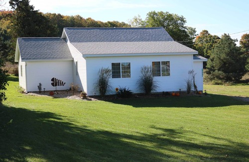 Central Lake Cabaña | 3 Mi to Lake Michigan: The Country Cottage