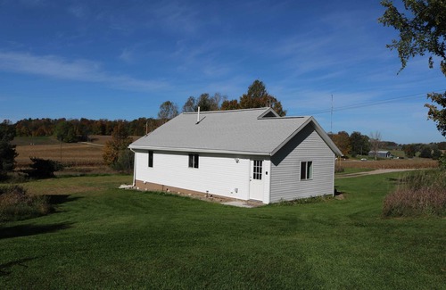 Central Lake Cabaña | 3 Mi to Lake Michigan: The Country Cottage
