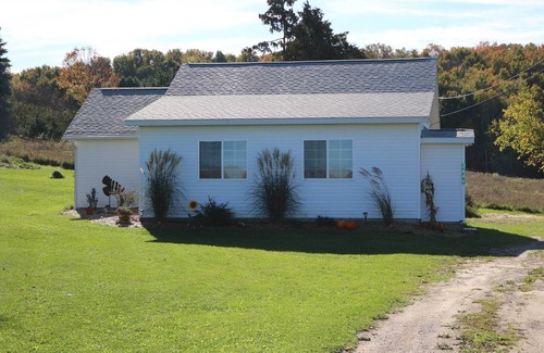 Central Lake Cabaña | 3 Mi to Lake Michigan: The Country Cottage