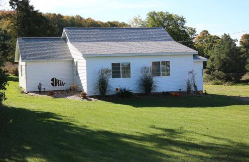 Central Lake Casa | 3 Mi to Lake Michigan The Country Cottage