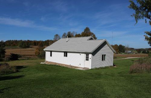 Central Lake Casa | 3 Mi to Lake Michigan The Country Cottage
