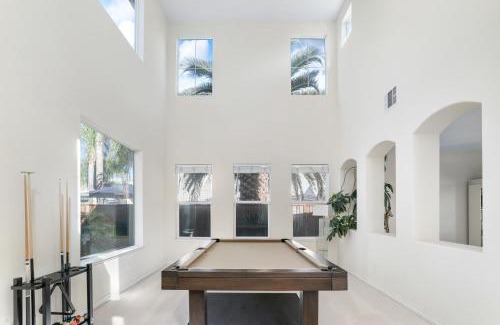 Tracy Casa | 3 Mi to Main St Tracy Homey Retreat with Game Room!