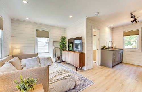Lansing Apartamento | 3 Mi to Michigan State! Studio w/Furnished Deck