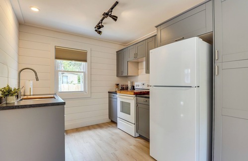 Lansing Apartamento | 3 Mi to Michigan State! Studio w/Furnished Deck