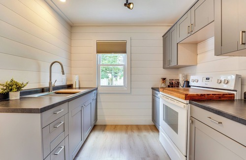 Lansing Apartamento | 3 Mi to Michigan State! Studio w/Furnished Deck