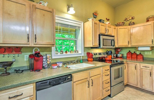 Hayesville Cabina | 3 Mi to Museums: Smoky Mountains Cabin w/ Deck