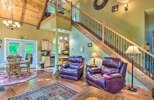 Hayesville Cabina | 3 Mi to Museums: Smoky Mountains Cabin w/ Deck