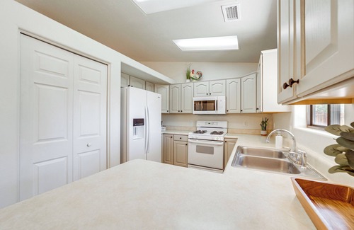 Cottonwood-Verde Village Casa | 3 Mi to Old Town Cottonwood: Quiet Home w/ Patio