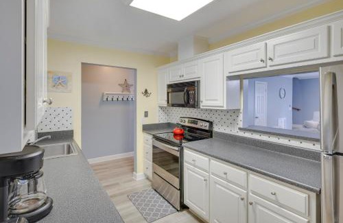 Saint Simons Island Apartamento | 3 Mi to St Simons Beach Gem with Pool Access and Deck
