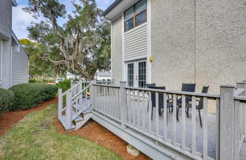 Saint Simons Island Apartamento | 3 Mi to St Simons Beach Gem with Pool Access and Deck