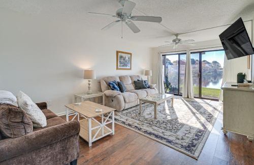 Myrtle Beach Apartamento | 3 Mi to Surfside Beach and Pier Townhome with Balcony