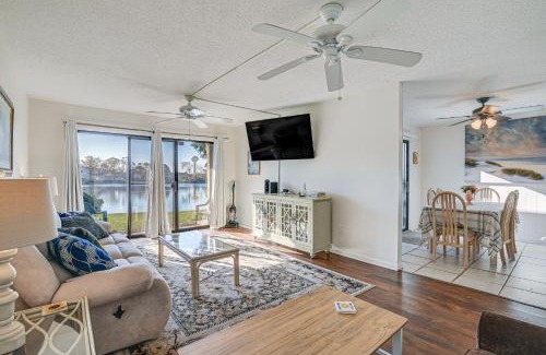 Myrtle Beach Apartamento | 3 Mi to Surfside Beach and Pier Townhome with Balcony