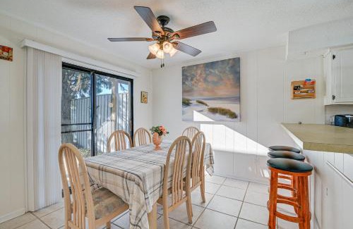Myrtle Beach Apartamento | 3 Mi to Surfside Beach and Pier Townhome with Balcony