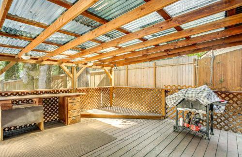 South Hills Casa | 3 Mi to U of O Pet-Friendly Home with Covered Deck!