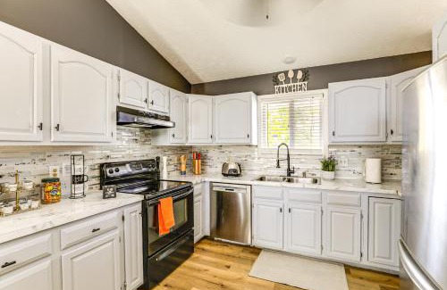 West Lincoln Casa | 3 Mi to UNL and Memorial Stadium Home with Large Yard