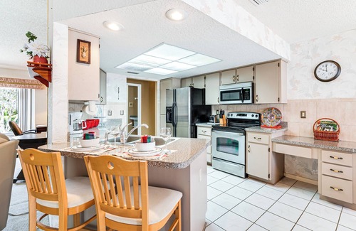 Spring Hill Casa | 3 Mi to Weeki Wachee Springs SP: Poolside Oasis!