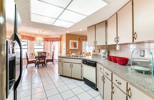 Spring Hill Casa | 3 Mi to Weeki Wachee Springs SP: Poolside Oasis!