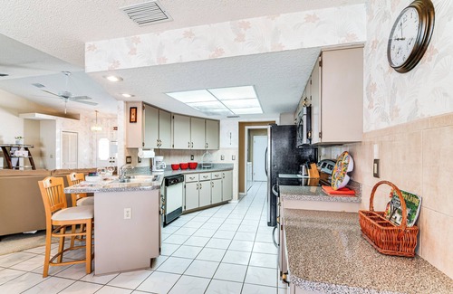 Spring Hill Casa | 3 Mi to Weeki Wachee Springs SP: Poolside Oasis!