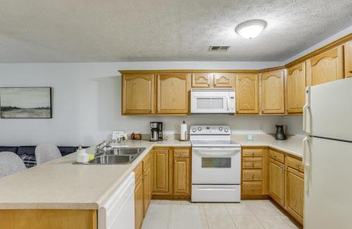 Morgantown Apartamento | 3 Mi to WVU Condo with Deck in Morgantown