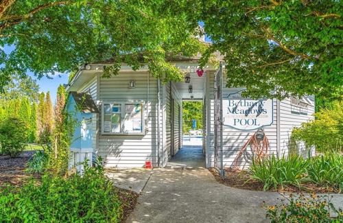 Frankford Casa | 3 miles from the Beach! Updated townhome and community pool in Bethany Medows
