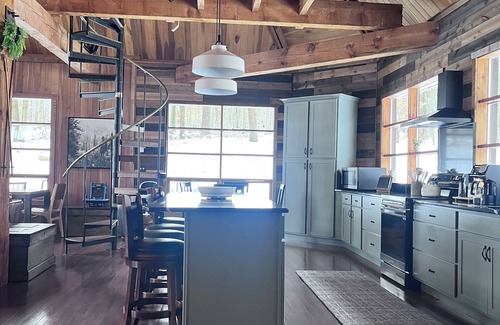 Jefferson Township Chalet De Esquí | 3 Miles to Hidden Valley! Secluded 3BR + loft w/ WiFi, Hot Tub & Swimming Pool.