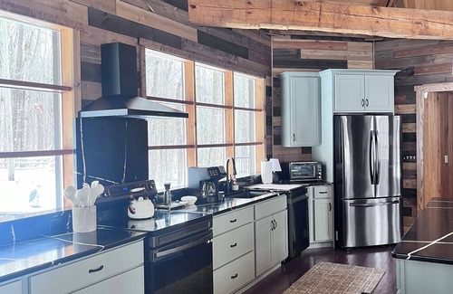 Jefferson Township Chalet De Esquí | 3 Miles to Hidden Valley! Secluded 3BR + loft w/ WiFi, Hot Tub & Swimming Pool.