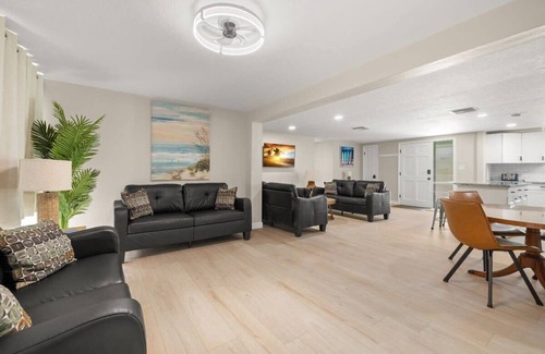 Ozona Casa | 3 miles to Honeymoon Island~ Firepit & Pool